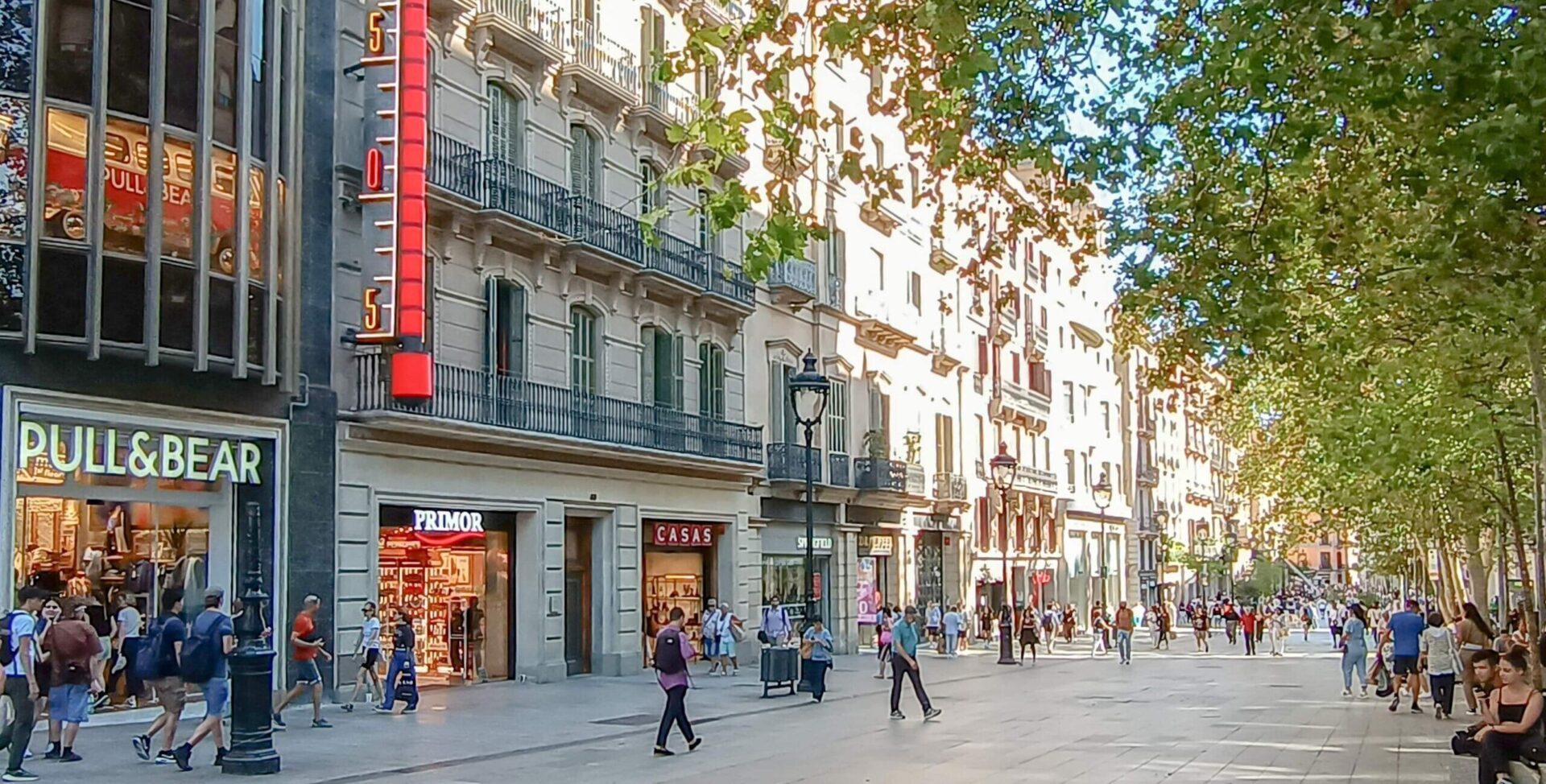 Portal de l'Àngel, shops protected by an angel - Laborde Marcet